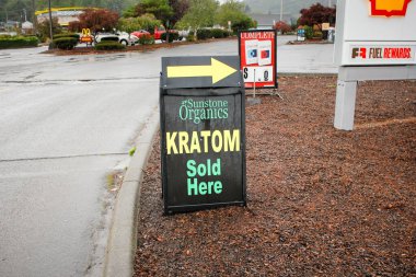 North Bend, Oregon Birleşik Devletleri - 03-01-2022: Kratom satışının reklamını yapan bir perakende mağaza a tabelasının manzarası.