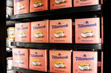Tillamook, Oregon, ABD - 09-19-2021: Yerel bir bakkalda sergilenen çok sayıda Tillamook Oregon Çilekli dondurma sandviçi manzarası.