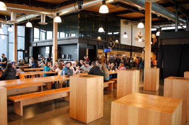 Tillamook, Oregon, ABD - 09-19-2021: Tillamook Mandıra Yemekhanesi 'nde dinlenen ve yemek yiyen bir ziyaretçi manzarası.