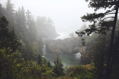 Puslu bir fırtına sırasında manzaralı Doğal Köprüler Bakış açısı manzarası.