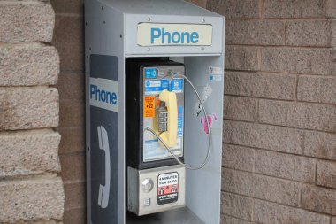 Tillamook, Oregon, ABD - 09-19-2021: Ankesörlü telefon manzarası.