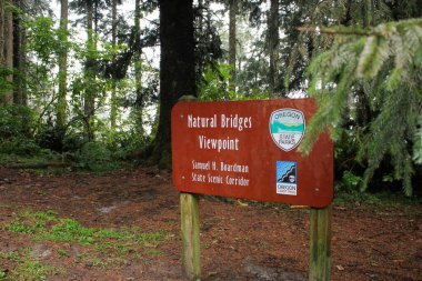 Brookings, Oregon, ABD - 09-19-2021: Doğal Köprüler Bakış açısı için bir işaret.
