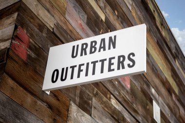 Los Angeles, California, ABD - 03-01-2019: Urban Outfitters olarak bilinen giyim perakendecisi için bir mağaza önü tabelası.
