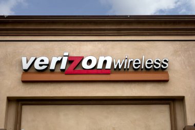 Los Angeles, California, ABD - 03-01-2019: Verizon Wireless olarak bilinen telekomünikasyon şirketi için bir mağaza önü tabelası manzarası.