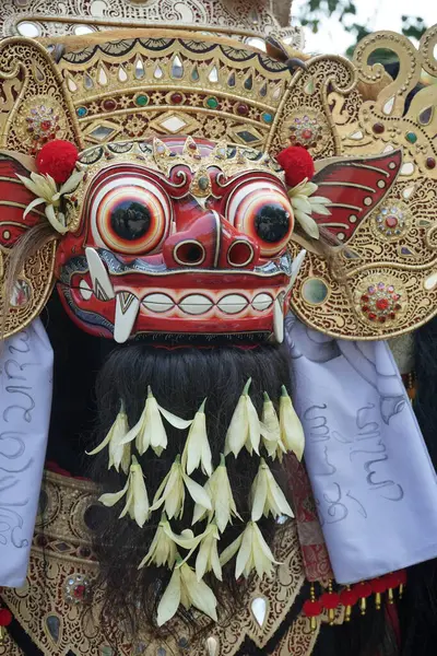 Balili Barong mitoloji hayvanı olarak, Barong bir aslan veya başka bir hayvan şekline bürünür. Bu figür bir erdem sembolü olarak kabul edilir.