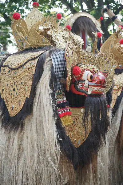Balili Barong mitoloji hayvanı olarak, Barong bir aslan veya başka bir hayvan şekline bürünür. Bu figür bir erdem sembolü olarak kabul edilir.