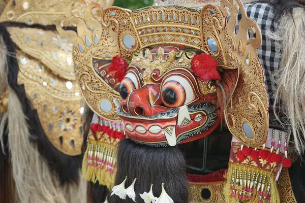 Balili Barong mitoloji hayvanı olarak, Barong bir aslan veya başka bir hayvan şekline bürünür. Bu figür bir erdem sembolü olarak kabul edilir.