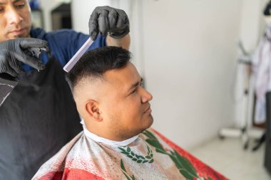 Kesmeden önce bir berberin saçını ıslatırken çekilmiş fotoğrafı.