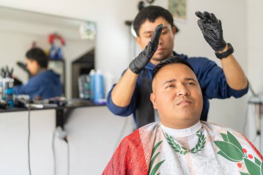 Jöle kullanan Latin bir müşterinin saçını düzelten bir berberin fotokopi alanı.