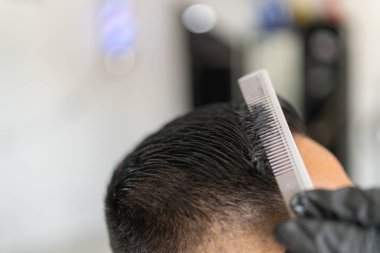 Saçını düzeltmek için jöle sürdükten sonra tanımadığın bir berbere yakın plan.