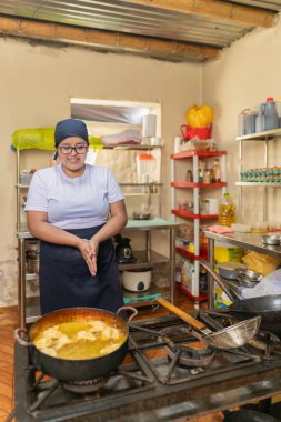 Mutfakta kızarmış Wonton hazırlayan mutlu bir şefin dikey portresi.