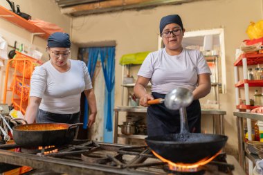 Mutfak personeli bir Latin restoranında yemek hazırlıyor.