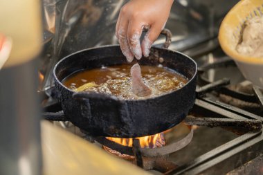 Peru restoranının fırınında kızarmış tavuk pişirirken yakın plan.