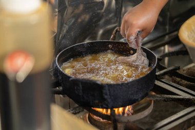 Peru restoranının fırınında kızarmış tavuk yakın planda.