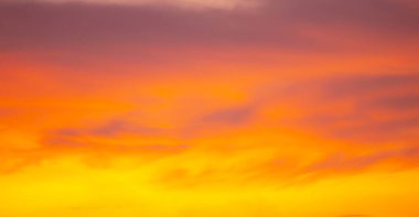 Bulut gökyüzünün soyut ve deseni sakin mercan, turuncu, trend renk arkaplan, renkli bulut deseni ve gökyüzü gün batımı ya da gün doğumu: Alacakaranlıkta dramatik gün batımı, gökyüzünün güzelliği