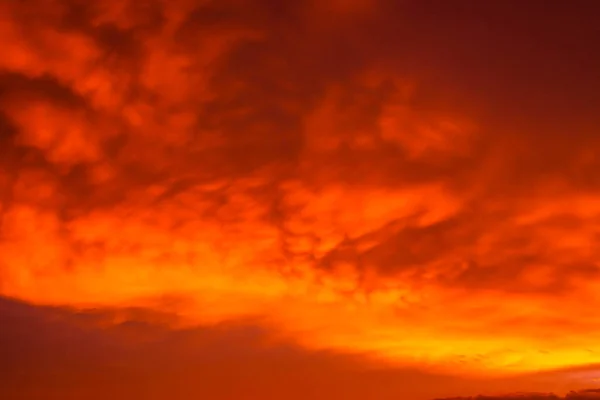 Abstraktní Vzor Oblačné Oblohy Uklidňující Korál Oranžová Trend Barva Pozadí — Stock fotografie