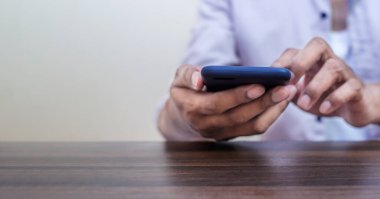 Teknoloji çağı, modern çağda teknoloji kullanımı, internet ağı ile bağlantı, internet ile iletişim, dünya çapında sınır tanımadan iletişim.