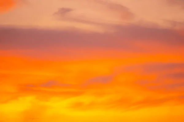오렌지 줄무늬의 석양의 하늘의 아름다움 — 스톡 사진