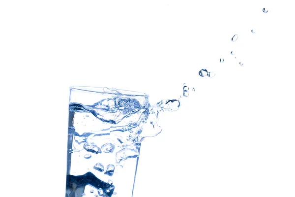 Obraz Nalévání Pitné Vody Sklenice Která Člověka Osvěží Rozmazaném Bílém — Stock fotografie
