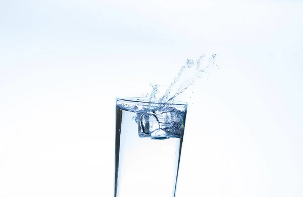 Immagine Versare Acqua Potabile Bicchiere Che Sentire Rinfrescati Sfondo Bianco — Foto Stock