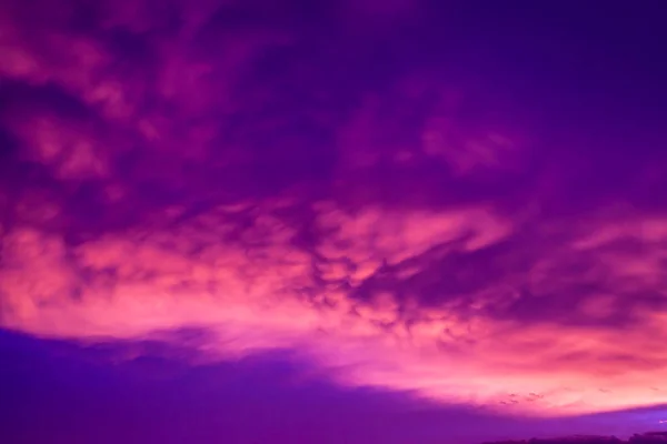 구름의 정연하고 무늬있는 보라색 일몰이나 일출의 석양의 하늘의 아름다움 — 스톡 사진