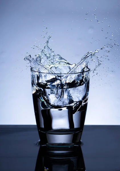 Das Bild Wie Man Trinkwasser Ein Glas Gießt Das Einen — Stockfoto