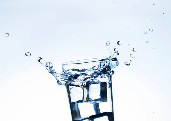 Obraz Nalévání Pitné Vody Sklenice Která Člověka Osvěží Rozmazaném Bílém Stock Fotografie