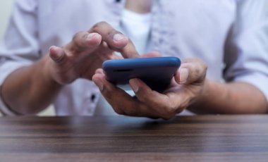 Teknoloji çağı, modern çağda teknoloji kullanımı, internet ağı ile bağlantı kurma, internetle iletişim, akıllı telefon kullanarak iletişim kurma, arka plan bulanıklığı.