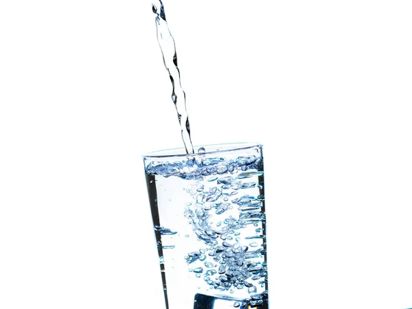 Het Beeld Van Het Gieten Van Drinkwater Een Glas Dat — Stockfoto