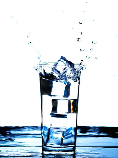 Образ Наповнення Питною Водою Склянку Дає Відчуття Оновлення Розмитому Білому — стокове фото