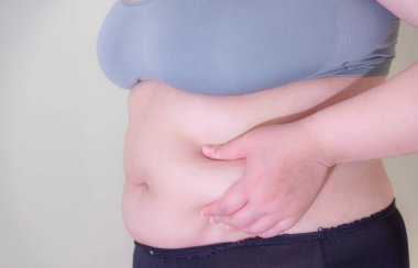 Şişman kadın, karın kaslarını şekillendir, ve diyet yaşam tarzını, karın kavramını azaltmak için..