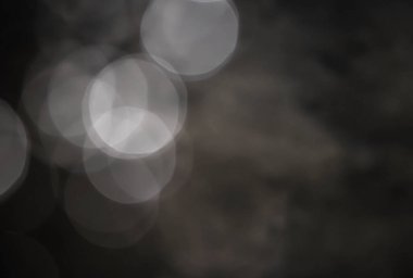 Aydınlık koyu Bokeh noel çemberi renk simleri bulanık siyah arkaplan