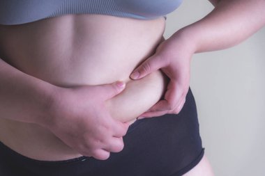 Şişman kadın, karın kaslarını şekillendir, ve diyet yaşam tarzını, karın kavramını azaltmak için..