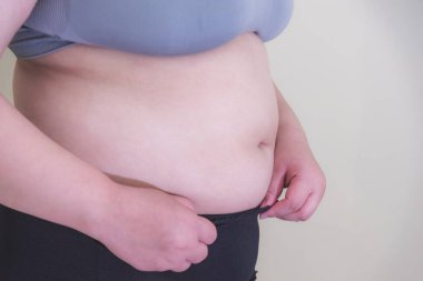 Şişman kadın, karın kaslarını şekillendir, ve diyet yaşam tarzını, karın kavramını azaltmak için..