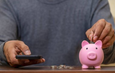 Investor online saving concept, Online Investment Savings, Online Stock Investors, Internet Financial Transactions, Save Monney for Investors Using Internet to Trade Stocks or Trade Fund