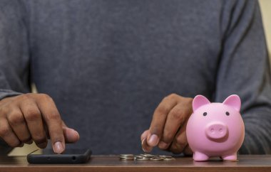 Investor online saving concept, Online Investment Savings, Online Stock Investors, Internet Financial Transactions, Save Monney for Investors Using Internet to Trade Stocks or Trade Fund