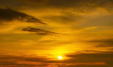 Bulut gökyüzünün soyut ve şablonu sakin mercan, turuncu, yılın trend rengi, renkli bulut deseni ve gökyüzü gün batımı ya da gün doğumu: Alacakaranlıkta dramatik gün batımı, gökyüzünün güzelliği