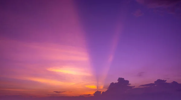 雲の空の抽象とパターン ベルベットバイオレット ベルベット紫 今年の背景の傾向の色 カラフルな雲と空の夕日や日の出のパターン 夕暮れの劇的な夕日 空の美しさ — ストック写真