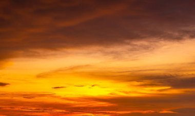 Bulut gökyüzünün soyut ve şablonu sakin mercan, turuncu, yılın trend rengi, renkli bulut deseni ve gökyüzü gün batımı ya da gün doğumu: Alacakaranlıkta dramatik gün batımı, gökyüzünün güzelliği