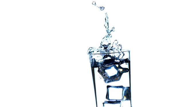 Образ Наповнення Питною Водою Склянку Робить Відчуття Оновлення Ізольованим Білому — стокове фото