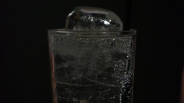 FHD formatı, buzlu bir bardağa doldurulan soda.