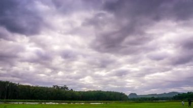 4k Zaman atlamalı, renkli dramatik gökyüzü manzaralı gün batımı ya da nehirde hareket eden bulutlarla gündoğumu doğa ve seyahat kavramında bulutlu hızlandırılmış gökyüzü. Yüksek kaliteli video doğası ayak izi
