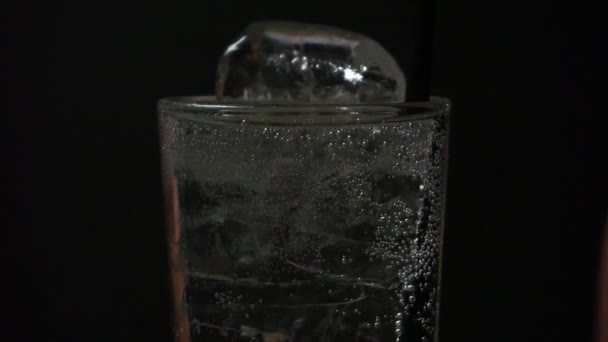 Fhd的形成 Solt喝苏打水倒入一个装有冰块的杯子 — 图库视频影像