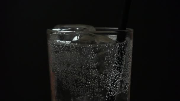 Formato Fhd Solt Bere Soda Essere Poures Bicchiere Con Ghiaccio — Video Stock