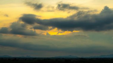 4k Zaman atlamalı, renkli dramatik gökyüzü manzaralı gün batımı ya da dağda hareket eden bulutlarla birlikte gün doğumu, doğada bulutlu ve seyahat konseptiyle hızlandırılmış gökyüzü. Yüksek kaliteli video doğası ayak izi,