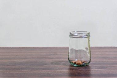 Finans kavramı için para ve hesap bankacılığı, geçmişi bulanık olan domuz kumbarası, Hisse senedi veya Ticaret Fonu için İnternet kullanarak Yatırımcılara Para Kaydet