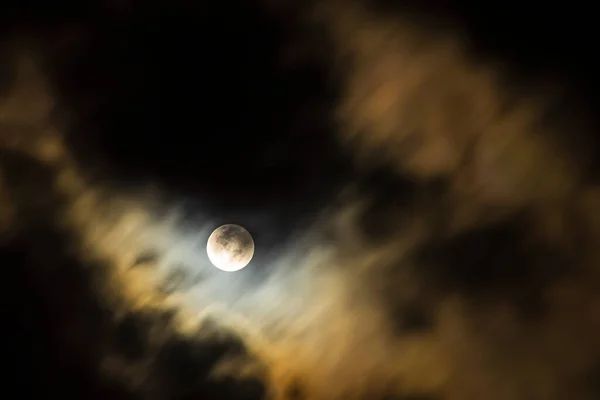 Měsíc Noční Oblohou Mraky Úplňku Stock Fotografie
