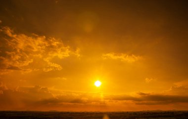 Bulut gökyüzünün soyut ve şablonu sakin mercan, turuncu, yılın trend rengi, renkli bulut deseni ve gökyüzü gün batımı ya da gün doğumu: Alacakaranlıkta dramatik gün batımı, gökyüzünün güzelliği