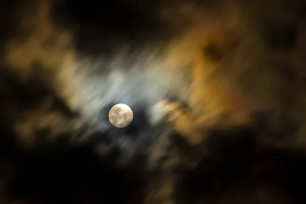 満月の夜の空と雲の月 — ストック写真