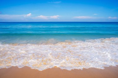 Yaz ve rahatlama konsepti, kumsallı mavi deniz, mavi gökyüzü güneşinde doğa.